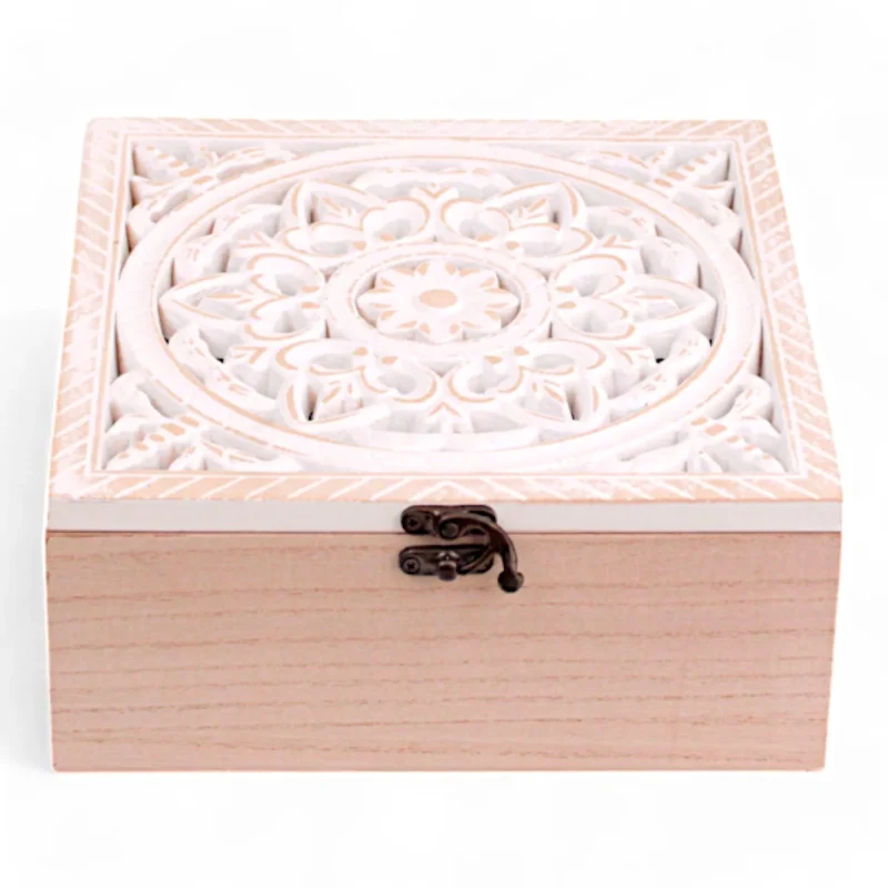 Άσπρο κουτί σκαλιστό με σαμπάνια, σοκολατάκια και forever rose.