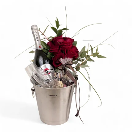 Σαμπανιέρα INOX με, σαμπάνια, σοκολατάκια, ποτήρια, τριαντάφυλλα.