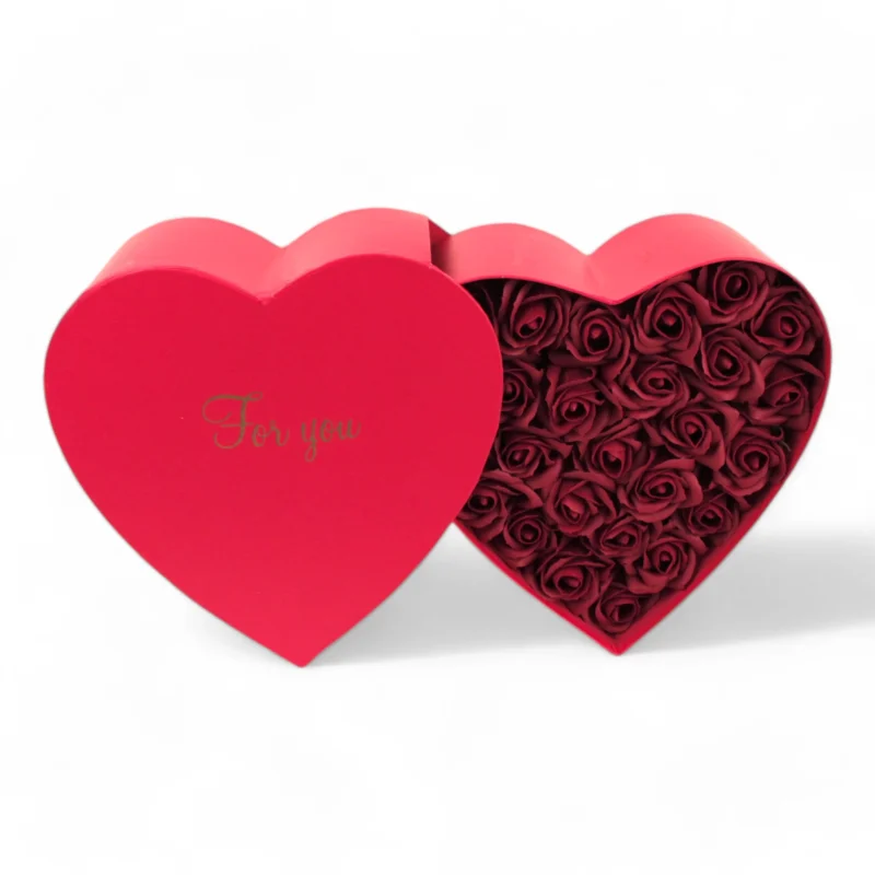 Κόκκινη διπλή συρταρωτή καρδιά με κόκκινα σαπουνένια.