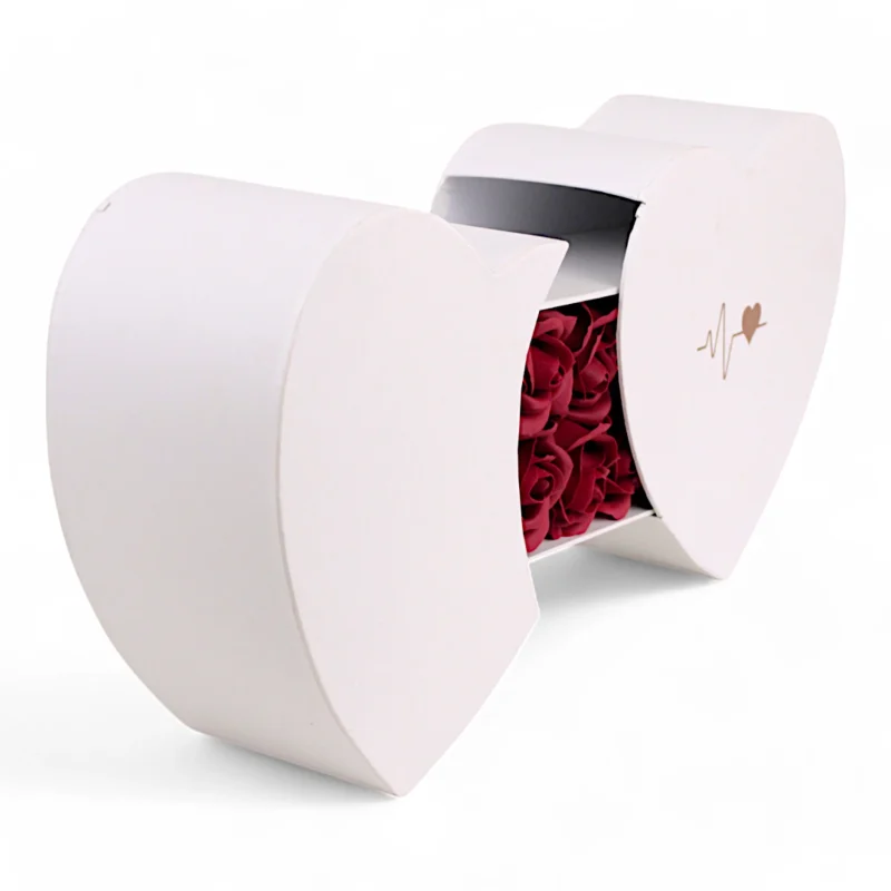 Άσπρη διπλή συρταρωτή καρδιά με κόκκινα σαπουνένια.