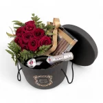 Μαύρη καπελιέρα μεγάλη με σοκολατάκια/σαμπάνια/τριαντάφυλλα.