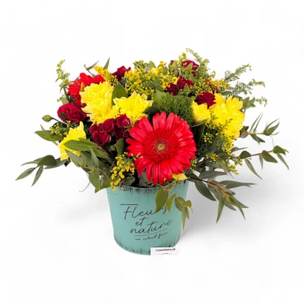 Γαλαζοπράσινο μεταλικό βάζο με μπουκέτο εποχής.