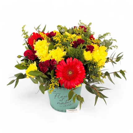 Γαλαζοπράσινο μεταλικό βάζο με μπουκέτο εποχής.