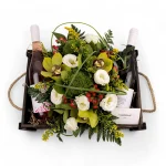 Καφάσι καφέ με δύο κρασιά και σύνθεση.