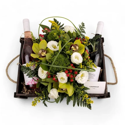 Καφάσι καφέ με δύο κρασιά και σύνθεση.