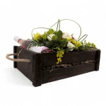 Καφάσι καφέ με δύο κρασιά και σύνθεση.