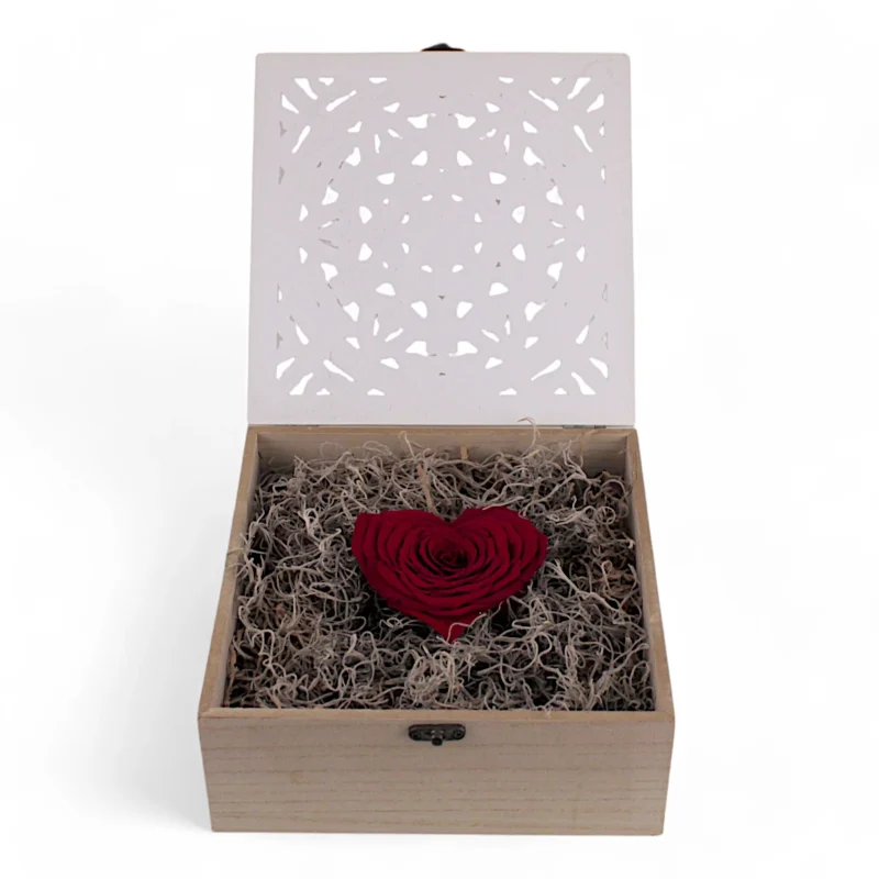 Ξύλινο άσπρο σκαλιστό κουτί με καρδιά Forever τριαντάφυλλο.