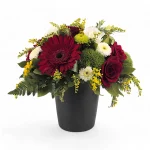 Σύνθεση λουλουδιών σε μαύρο σκεύος.