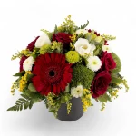 Σύνθεση λουλουδιών σε μαύρο σκεύος.