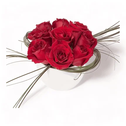 Σύνθεση με κόκκινα τριαντάφυλλα σε λευκό στρογγυλό πότ