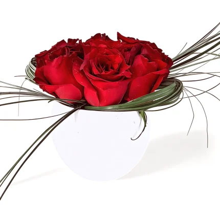 Σύνθεση με κόκκινα τριαντάφυλλα σε λευκό στρογγυλό πότ