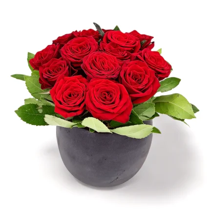 Μαύρο στρογγυλό ποτ με κόκκινα τριαντάφυλλα