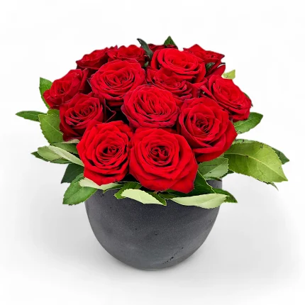 Μαύρο στρογγυλό ποτ με κόκκινα τριαντάφυλλα