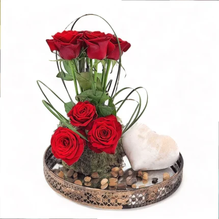 Δίσκος bronze καθρέφτης με γκρουπ κόκκινα τριαντάφυλλα και ξύλινη λευκή καρδιά