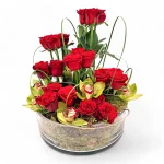 Γυάλινη πιατέλα με γκρουπ κόκκινα τριαντάφυλλα και σιμπίντιουμ