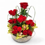 Γυάλινη πιατέλα με γκρουπ κόκκινα τριαντάφυλλα και σιμπίντιουμ