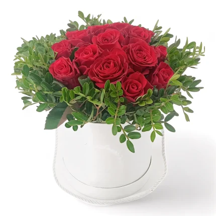 Λευκή καπελιέρα με κόκκινα τριαντάφυλλα και πρασινάδες