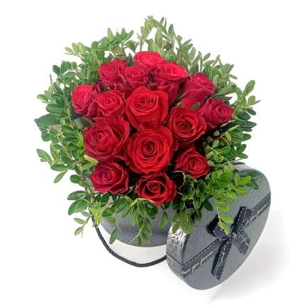 Μαύρη καπελιέρα με κόκκινα τριαντάφυλλα και πρασινάδες