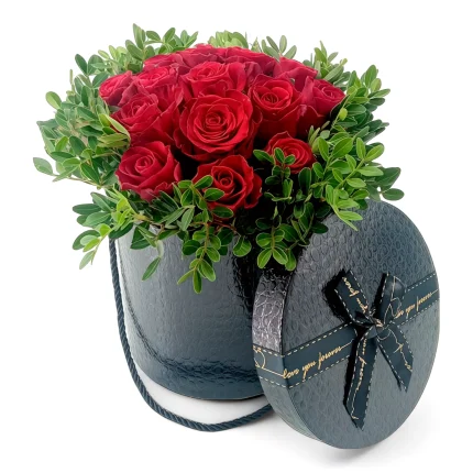 Μαύρη καπελιέρα με κόκκινα τριαντάφυλλα και πρασινάδες