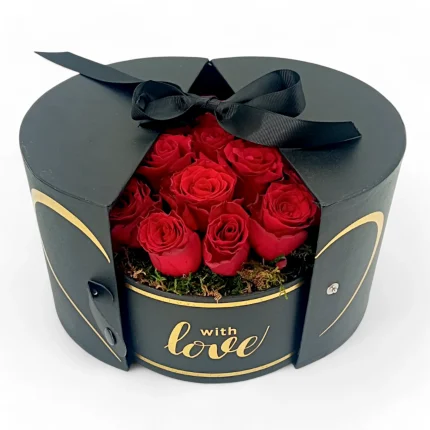 Μαύρο διπλό κουτί με κορδέλα with love και κόκκινα φρέσκα τριαντάφυλλα