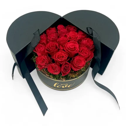 Μαύρο διπλό κουτί με κορδέλα with love και κόκκινα φρέσκα τριαντάφυλλα