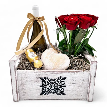 Λευκό καφάσι με λευκό κρασί, τριαντάφυλλα, ξύλινη καρδιά και σοκολατάκια