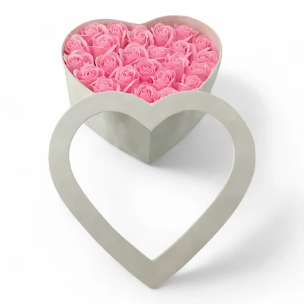 Άσπρη καρδιά βελουτέ με διαφάνεια και ροζ σαπουνένια τριαντάφυλλα