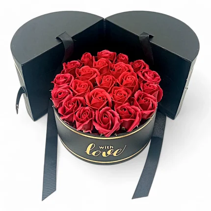 Μαύρο κουτί με κορδέλα with love και κόκκινα σαπουνένια τριαντάφυλλα