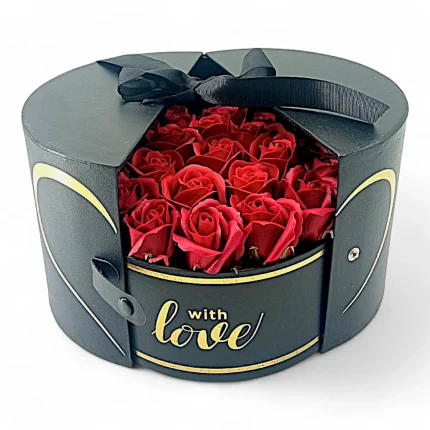 Μαύρο κουτί με κορδέλα with love και κόκκινα σαπουνένια τριαντάφυλλα